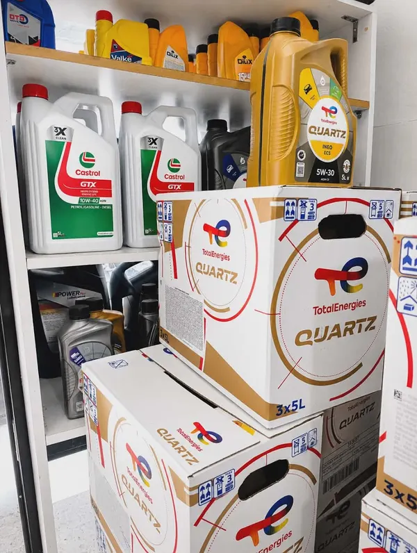 Rayon huiles moteur Castrol et Total au magasin GP Auto